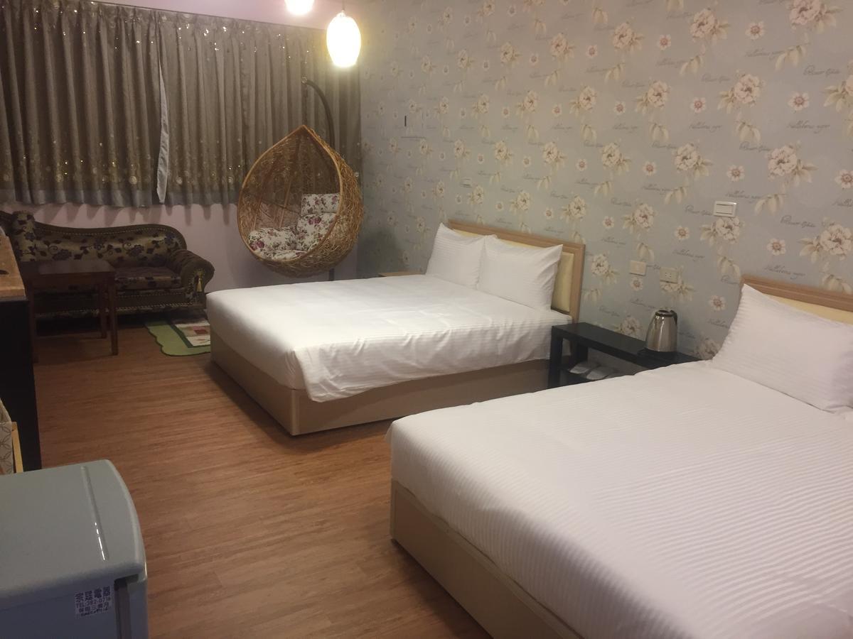 Traveler Station Hotel Каосюн Екстериор снимка