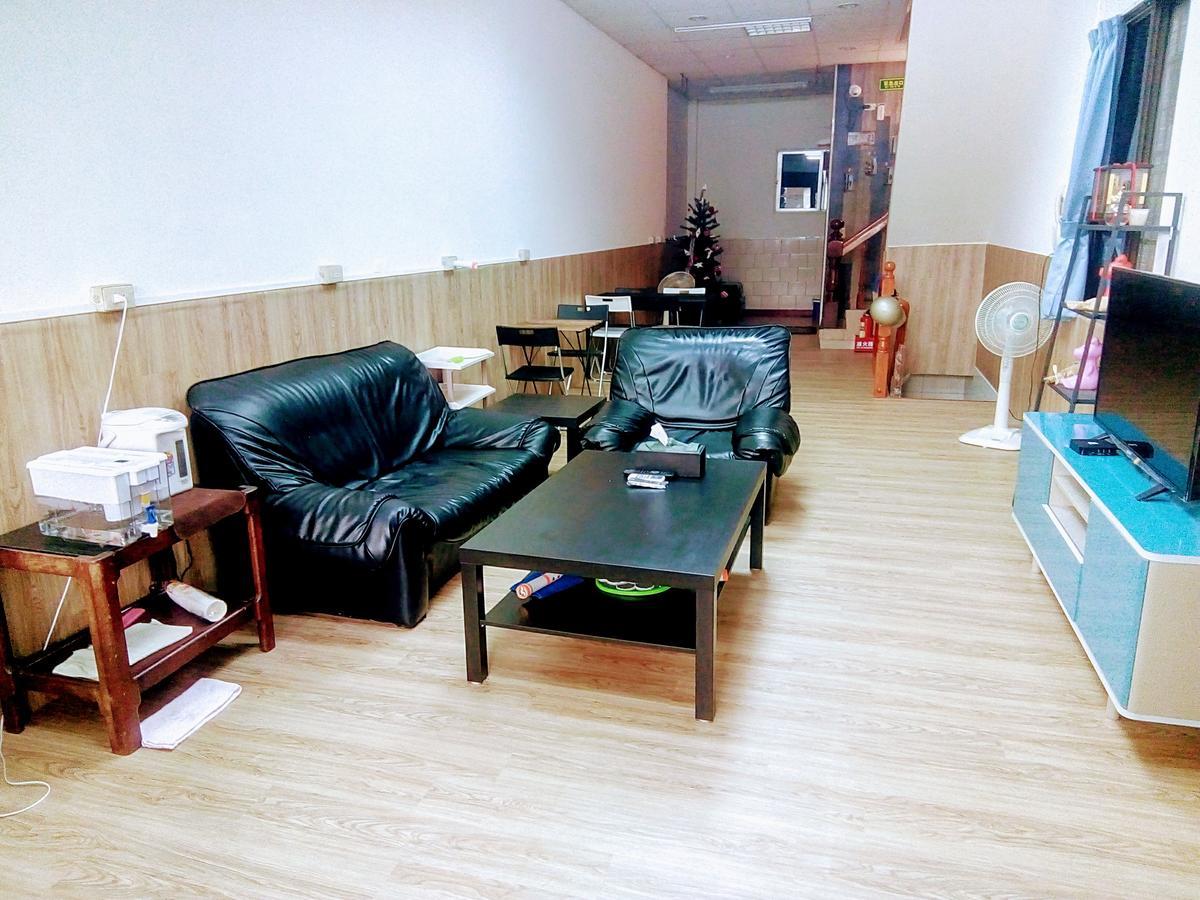 Traveler Station Hotel Каосюн Екстериор снимка
